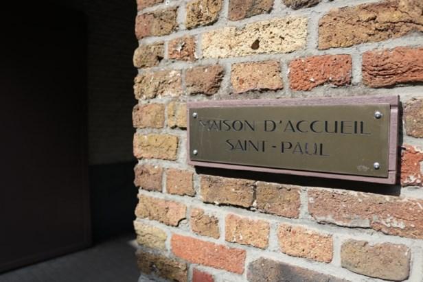 Plaque de la Maison Saint-Paul sur le mur de sa façade