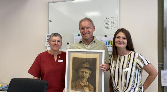 Equipe éducative avec portrait de Jean Lescarts