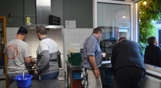cuisine avec équipe qui travaille