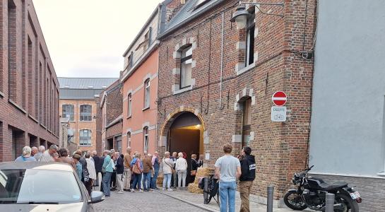 une longue file devant la Maison Saint-Paul